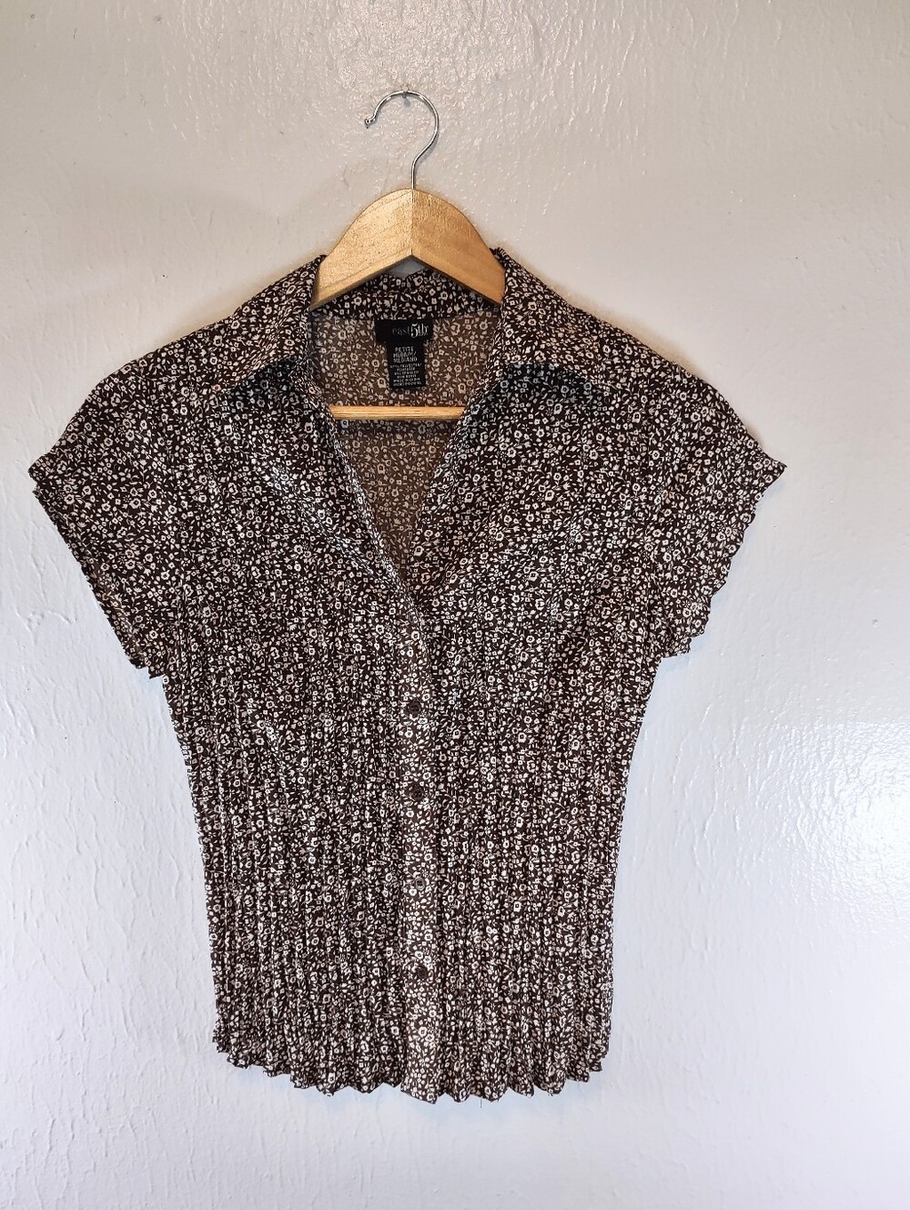 East 5th Accordian Pleat Brown & White Collared Floral Top Size PM
